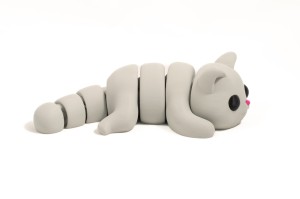 Figurka dla dzieci druk 3D kolor kot jasny szary leży śliczny 20 cm